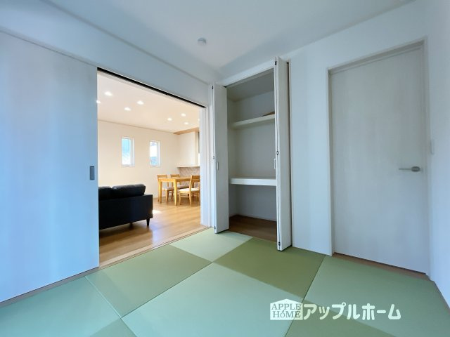 【新築住宅】深谷市西島 全4区画の和室|広々とした居住空間は日々の暮らしを彩り、心のやすらぎと満足感を与えてくれます。通風と採光を考慮した設計は子供たちはのびのび育ち、家族でくつろぎと団らんを生み出します。