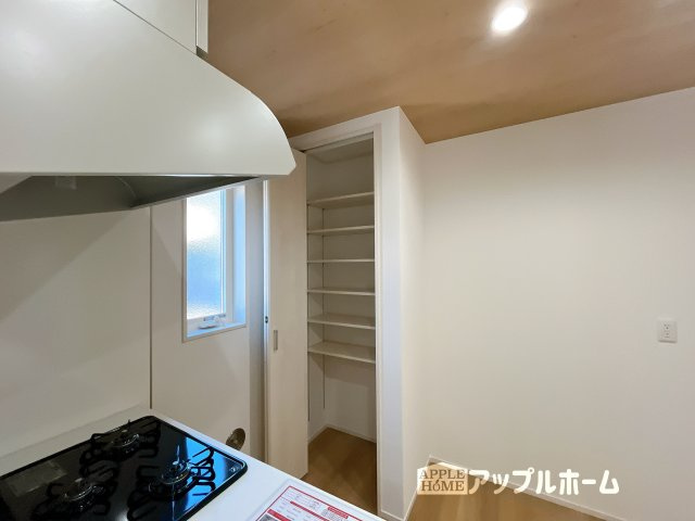 【新築住宅】深谷市西島 全4区画のキッチン|見栄えもよくお手入れもスムーズに出来ます。豊富な収納力もございますので、キッチンスペースをスッキリとお使い頂けそうです。