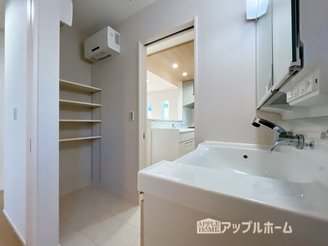【新築住宅】深谷市西島 全4区画の独立洗面台|三面鏡付きの洗面化粧台ですので、たっぷりと収納いただけます。白を基調とした清潔感のある快適空間です。毎日の身支度も気持ち良くお使い頂けます！！