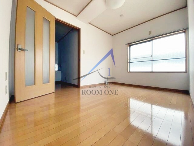 春月ビルの居間・リビング|洋室のお部屋です。