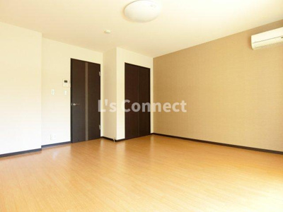 【居間・リビング】 | ベアローズ弐番館 | アクセントクロス仕様の洋室です。