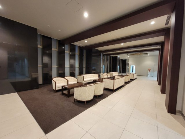 【ロビー】 | 【エントランスロビー】質感豊かに、正統でありながらモダンなテイストを織り交ぜた迎賓空間。