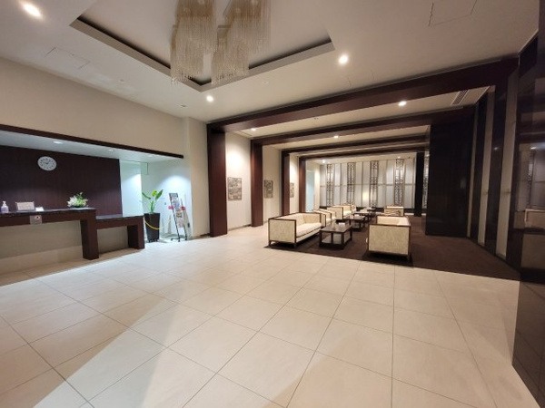 【エントランス】 | 【コンシェルジュカウンター】各種取次・案内など、丁寧なサービスで都心の快適な生活をサポート！