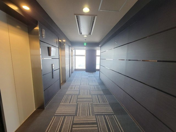 【その他共用部分】 | 【エレベーターホール】居住フロアのエレベーターホールです。上品なカーペット敷で落ち着いた雰囲気です。