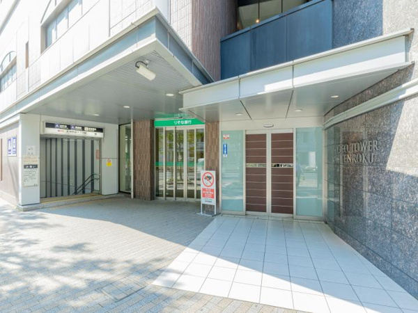  | 【エントランス外観】サウスエントランス出入口は、駅出口の真横！雨にぬれずに電車に乗ることができます！