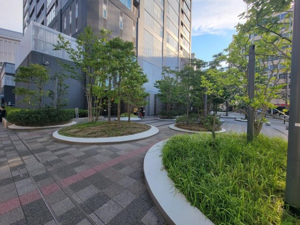  | 【エントランス外観】ノースエントランスの前には街角広場としての機能も果たす、オープンスペースも！