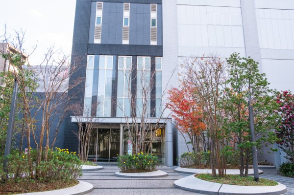  | 【エントランス外観】「落ち着いた開放感」がテーマの、緑豊かなエントランスアプローチです！