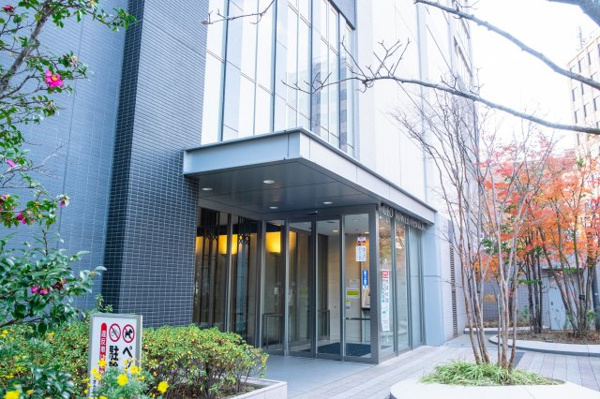  | 【エントランス外観】都会らしい、洗練されたデザインのマンション玄関口です！ガラスウォールで開放的！