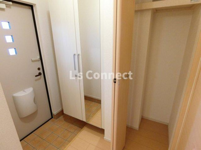 【玄関】 | フレスクーラⅣ | 玄関にも収納付きです。