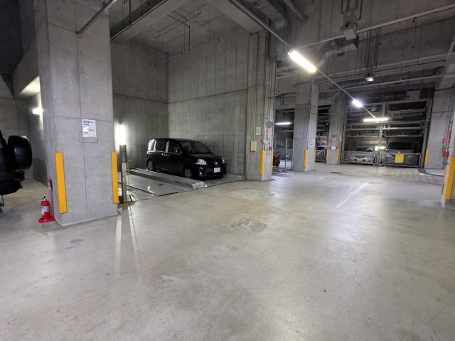 グラン・エステ川崎ツインタワー弐番館の駐車場