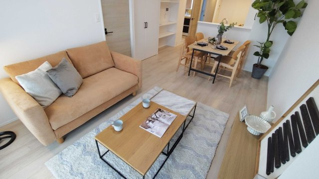 クリオ新子安六番館の居間・リビング|13.7帖で十分な広さがあります。