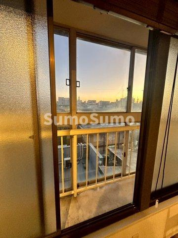 興信ビルのバルコニー