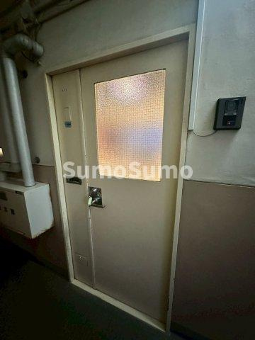 興信ビルの玄関