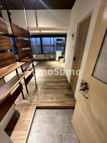 興信ビルの玄関