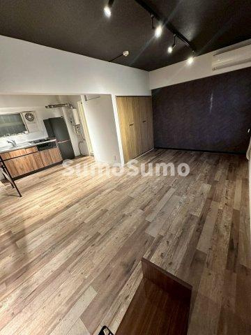 興信ビルの洋室