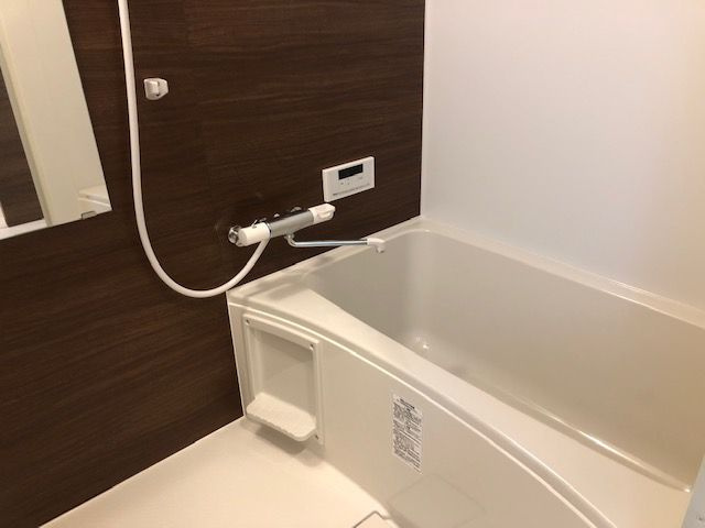 ENTER和白東の浴室