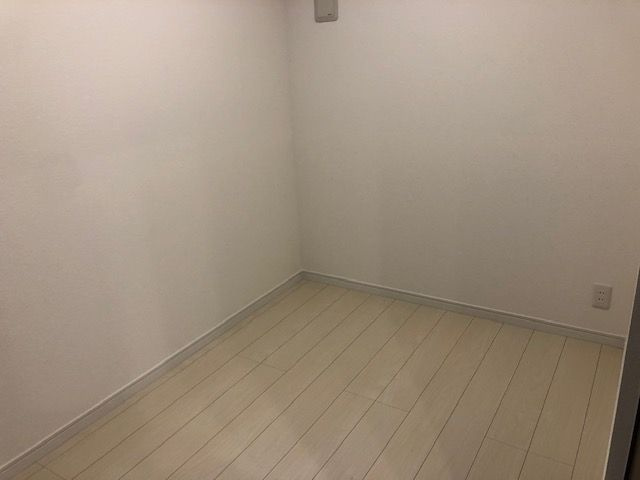 ENTER和白東の洋室