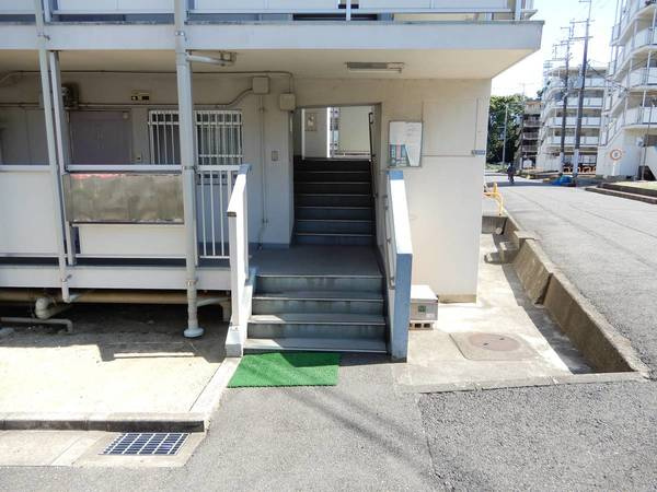 ビレッジハウス伏屋4号棟のエントランス