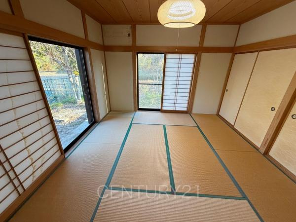 前橋市荒牧町平家中古の和室|和室はLDKと続き間で開放感があります。
引き戸で簡単に仕切れますので状況に合わせた使い方ができます。