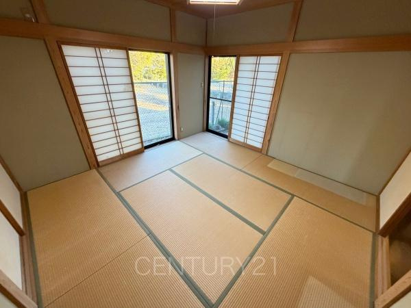 前橋市荒牧町平家中古の和室|和室はLDKと続き間で開放感があります。
引き戸で簡単に仕切れますので状況に合わせた使い方ができます。