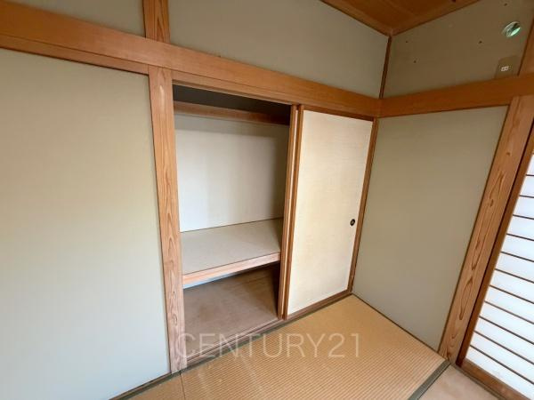 前橋市荒牧町平家中古の収納|和室の収納はお布団も収納し易い仕切り棚付きです。