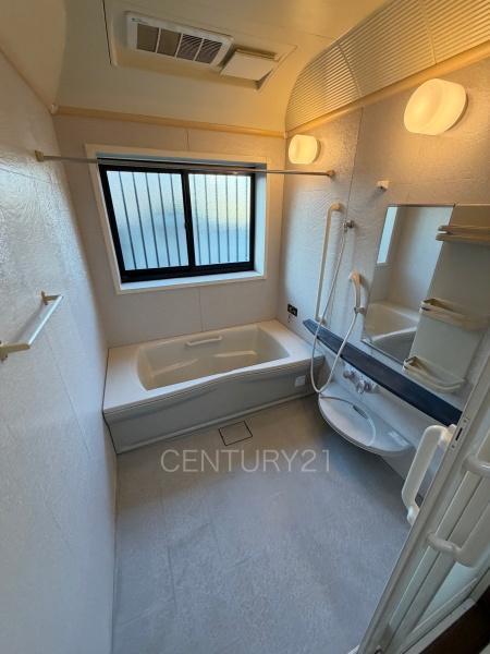 前橋市荒牧町平家中古の浴室|ゆったりと寛げる大型バスタブ。
足を伸ばしたまま入浴可能です。
浴室乾燥機付きで天候が悪い日でも洗濯をして衣類を乾燥させることができます。