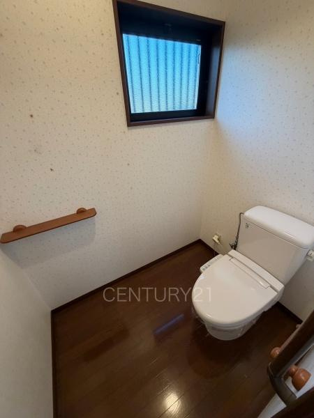 前橋市荒牧町平家中古のトイレ|温水シャワー洗浄機能付きです。
手摺り付きです。