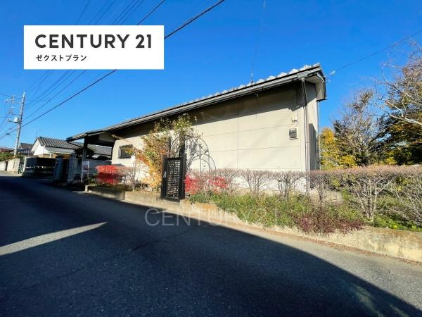 前橋市荒牧町平家中古の前面道路含む現地写真|角地です。