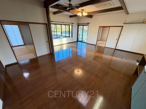 前橋市荒牧町平家中古の居間・リビング|開放感のあるリビングです。