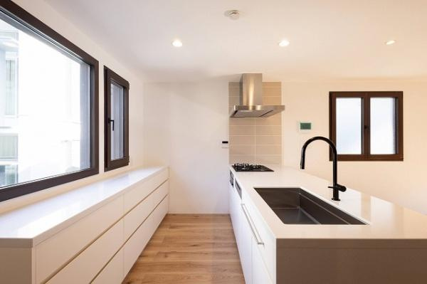 渋谷区東４丁目の新築一戸建のキッチン|キッチンスペースは広々しており、調理の効率が上がる３口コンロに、食洗器もついており、家事もはかどります♪