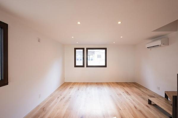 渋谷区東４丁目の新築一戸建の居間・リビング|窓からの日差し・風・すべてが心地よくゆったりとした時間を過ごせます♪