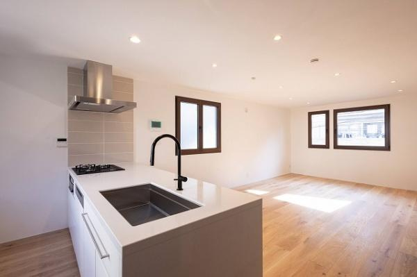 【居間・リビング】 | みんなが集うLDKはあたたかい日差しが入り込み、自然と楽しい会話が弾む幸せな空間に♪

