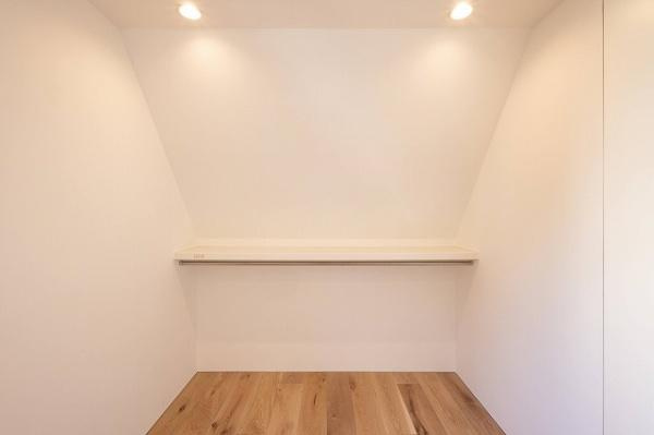渋谷区東４丁目の新築一戸建の内装|照明が天井に設置されており手元が明るくなります。シンプルな内装で空間を有効活用できます。奥行きのあるスぺースが確保されています。清潔感のある白い壁が特徴です。木目調の床がアクセントになっています。