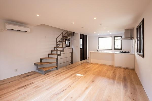 渋谷区東４丁目の新築一戸建の居間・リビング|キッチンからリビングダイニングまで見渡せて、ご家族のコミュニケーションも取りやすい間取りです♪
窓からも心地よい日が差し込みます♪