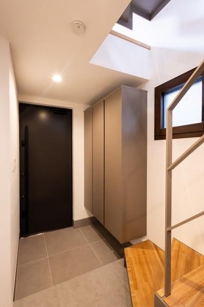 渋谷区東４丁目の新築一戸建の玄関|収納力たっぷりの玄関です♪