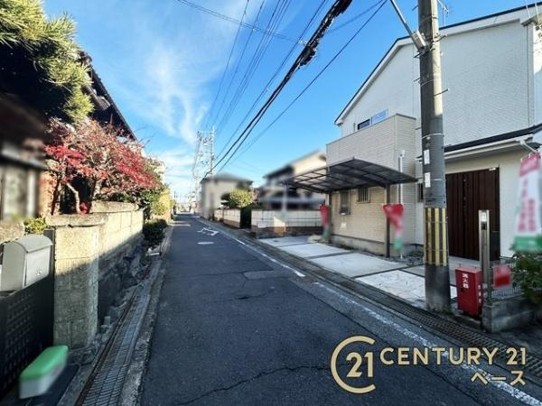大和高田市大字市場の中古一戸建の前面道路含む現地写真|■現地撮影写真■敷地と道路の高低差が少なく駐車もスムーズです！