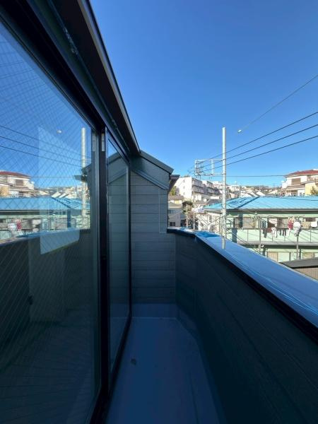 横浜市西区霞ケ丘の新築一戸建のバルコニー|３階バルコニーです。平坦地にも関わらず抜けた眺望です。