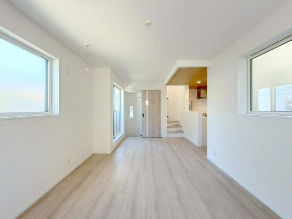 横浜市西区霞ケ丘の新築一戸建の居間・リビング|子供の笑い声やママとパパの楽しい会話、料理をする音や、テレビの音など当たり前の生活が送ることができる幸せ。そんな幸せをこの家で作り上げてみてはいかがですか。