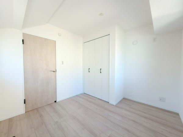 横浜市西区霞ケ丘の新築一戸建の洋室|日当たりの良い居室です