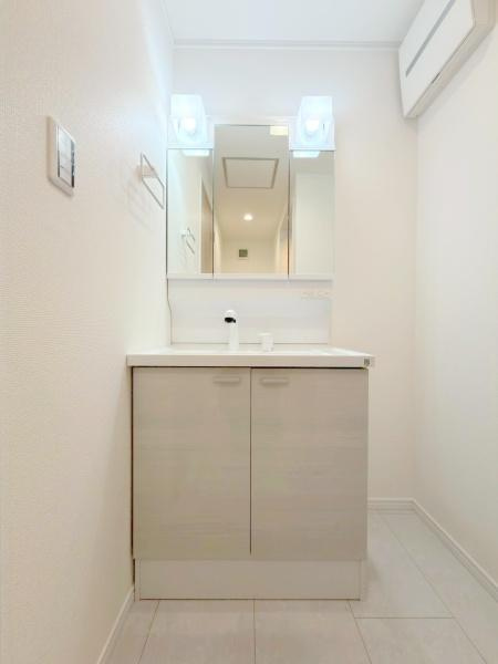 横浜市西区霞ケ丘の新築一戸建の独立洗面台|抜け感のある眺望です。風通しも良さそうです。