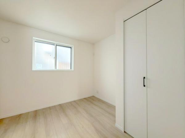 横浜市西区霞ケ丘の新築一戸建の洋室|大容量の収納のあるお部屋です。収納が多い家なので室内が広く使えそうですね。