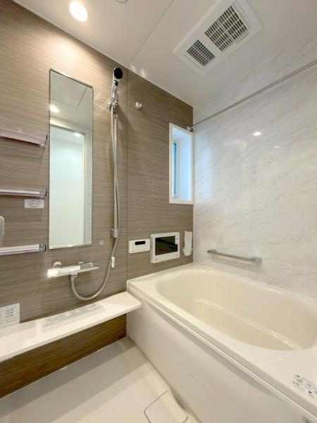 横浜市西区霞ケ丘の新築一戸建の浴室|いつでも暖かいお風呂に入れるのが嬉しい追焚き機能付き。お仕事でご帰宅の遅くなったお父さんも暖かい湯船に入浴できます。もちろん広さもあるのでお子様ともゆったりと入れます。