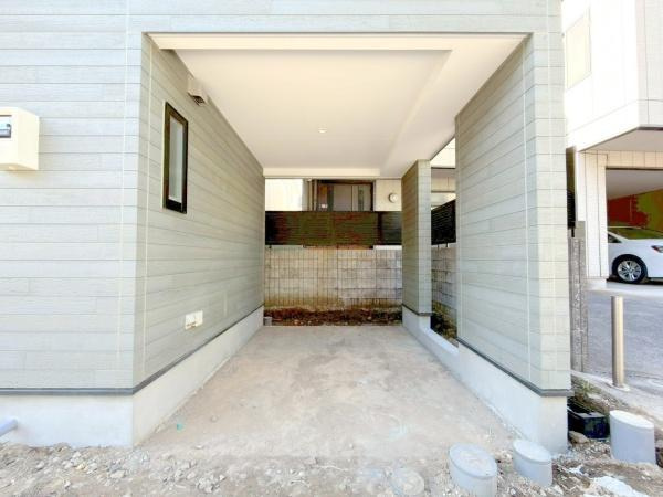 横浜市西区霞ケ丘の新築一戸建の駐車場|カースペースです。お車の他に自転車等も駐輪可能です。