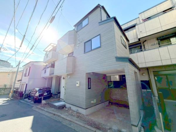 横浜市西区霞ケ丘の新築一戸建の外観|前面道路は閑静な住宅地をはしる車通りの少ない道路。ゆとりのある住宅地で部屋の窓を開けるとそこには心地よい風が通りぬけます。
