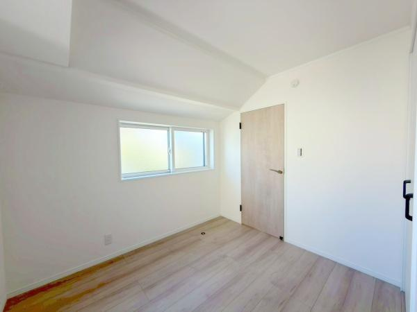 横浜市西区霞ケ丘の新築一戸建の寝室|照明がなくても明るい居室です。