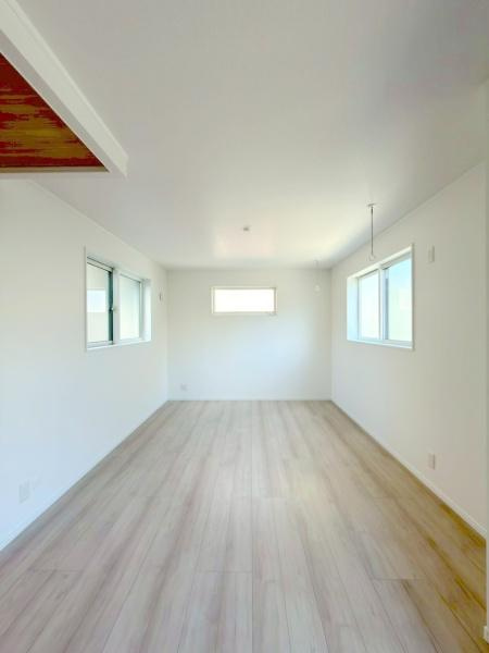 横浜市西区霞ケ丘の新築一戸建の居間・リビング|明るい清潔感のあるリビングです。