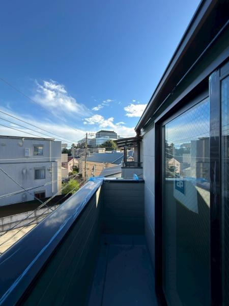 横浜市西区霞ケ丘の新築一戸建のバルコニー|プライベート性が確保されたバルコニー。陽光が降り注ぎます。