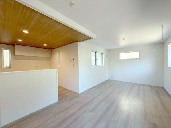 横浜市西区霞ケ丘の新築一戸建の居間・リビング|形の綺麗なリビングダイニングはお好きな家具を配置しても、余裕がありそうです。インテリアも想像しながらご見学されると、より一層楽しくなります。