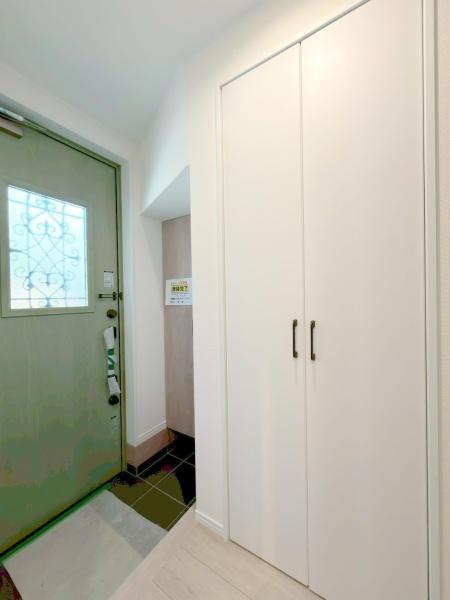 横浜市西区霞ケ丘の新築一戸建の玄関|右側には大きな鏡の付いたシューズクローゼットがございます。玄関付近に別途収納もあって便利です。