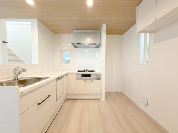 横浜市西区霞ケ丘の新築一戸建のキッチン|お部屋の色に合わせた落ち付きのあるお色のシステムキッチン・